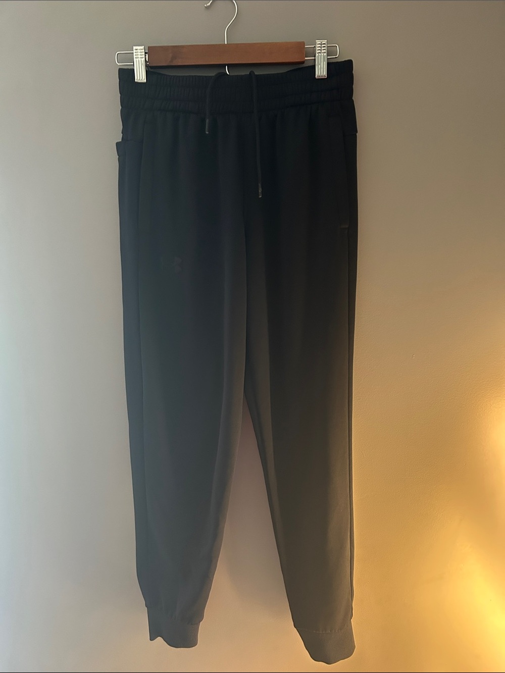Under Armour Men's Medium Black Jogger Pants - Comfortable Everyday Wear